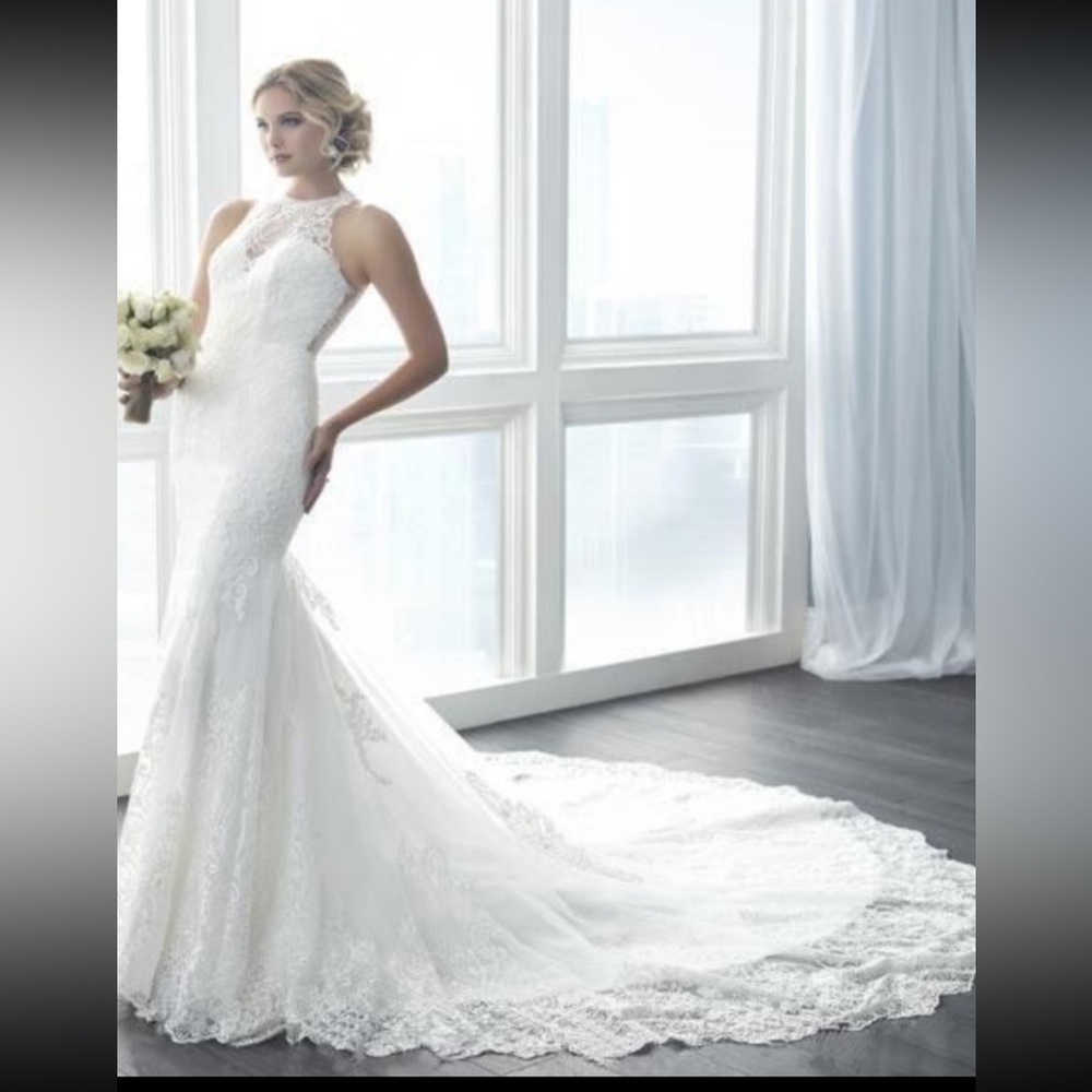 Elegant Ivory Lace Wedding Dress. Size 12.  P457
